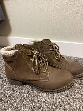 Sporto Brown Lace-Up Ankle Boots with Knit Collar